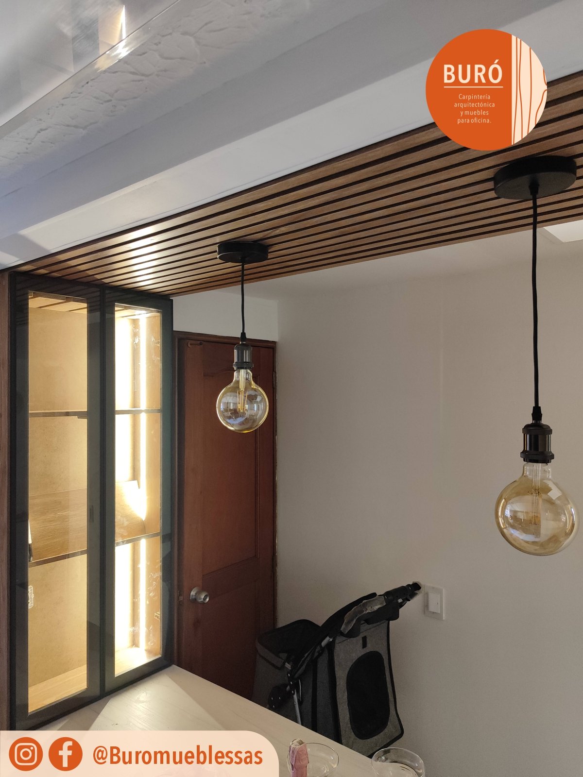 Licorera con puerta en vidrio con marco aluminio 0.3.jpg